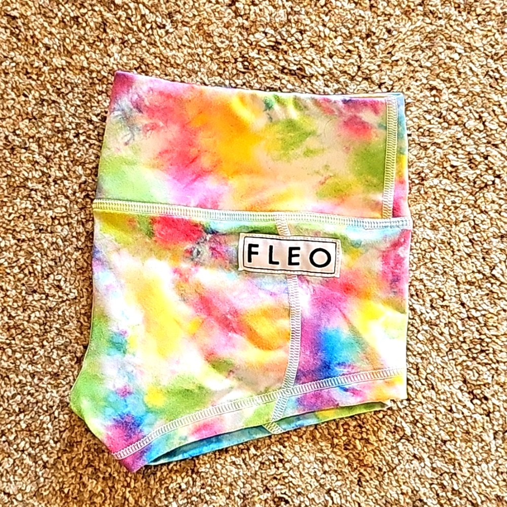 Fleo 2.5 shorts (Small)  never worn